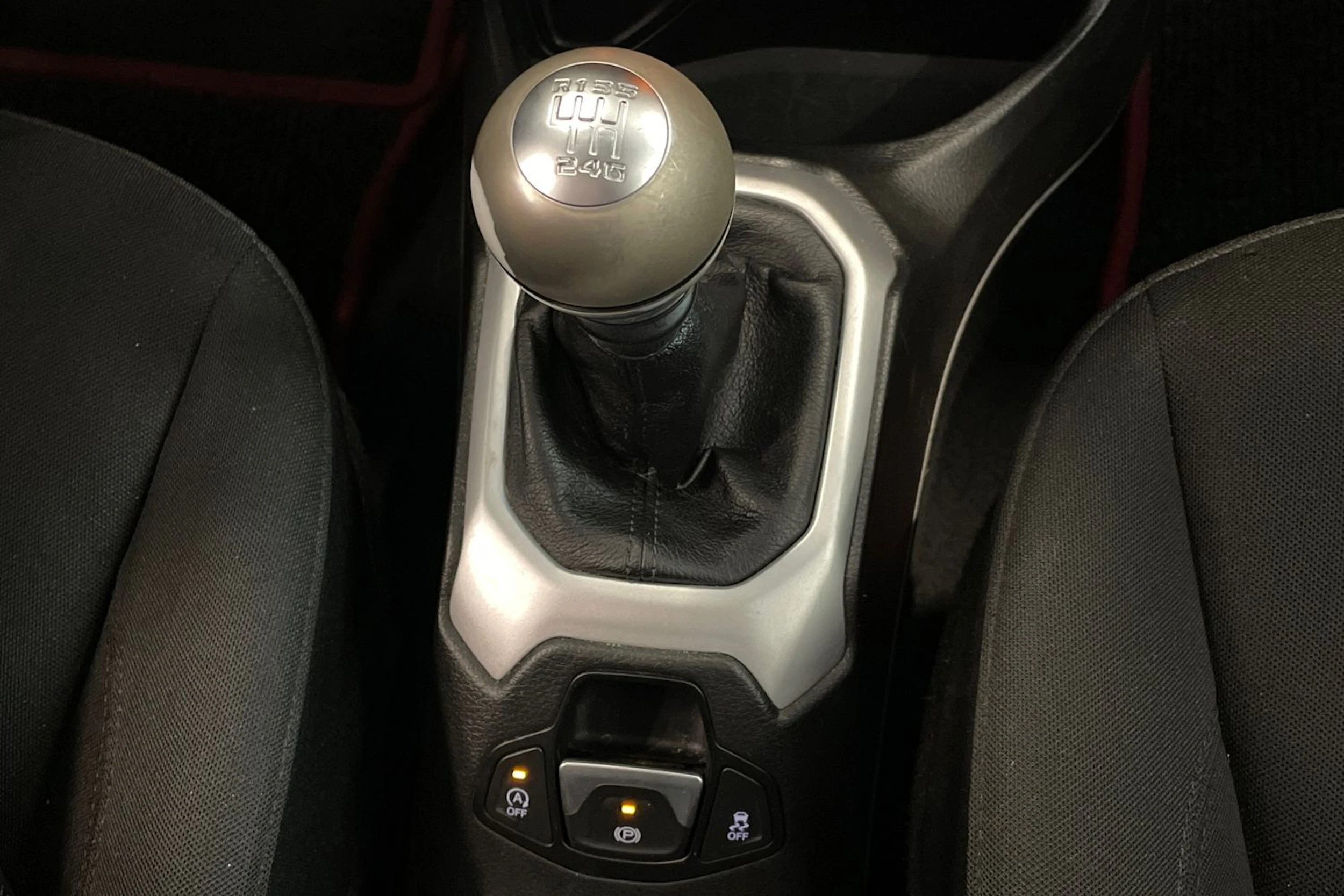punainen Jeep Renegade 2015 kuva 19.