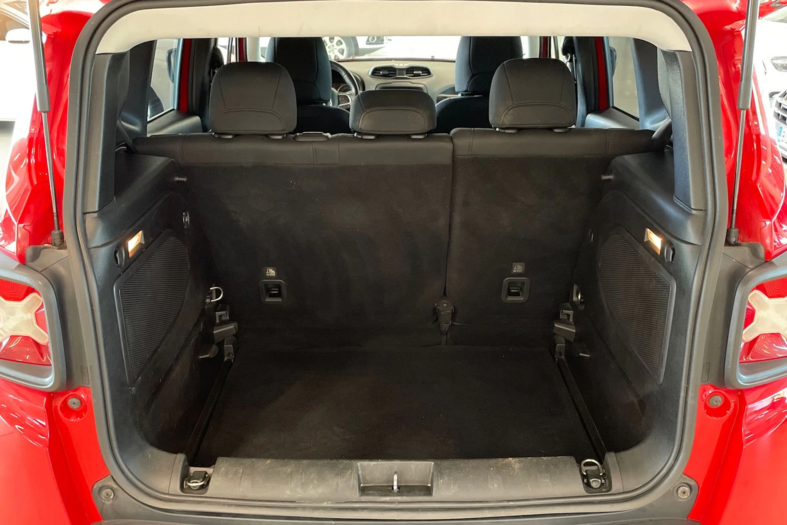 punainen Jeep Renegade 2015 kuva 20.