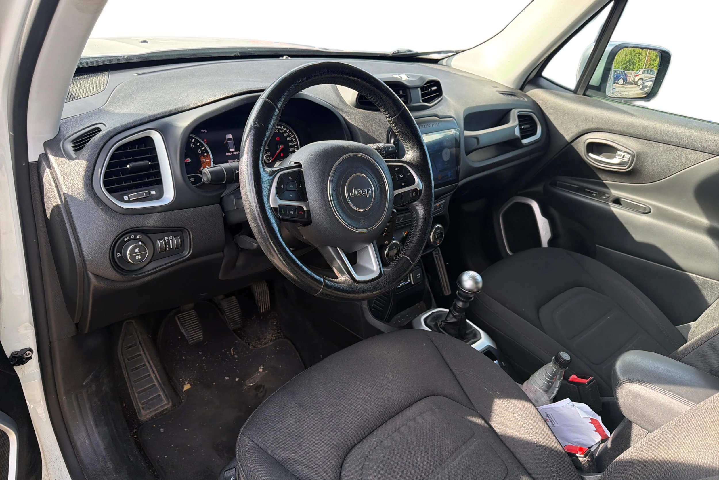 valkoinen Jeep Renegade 2015 kuva 3.