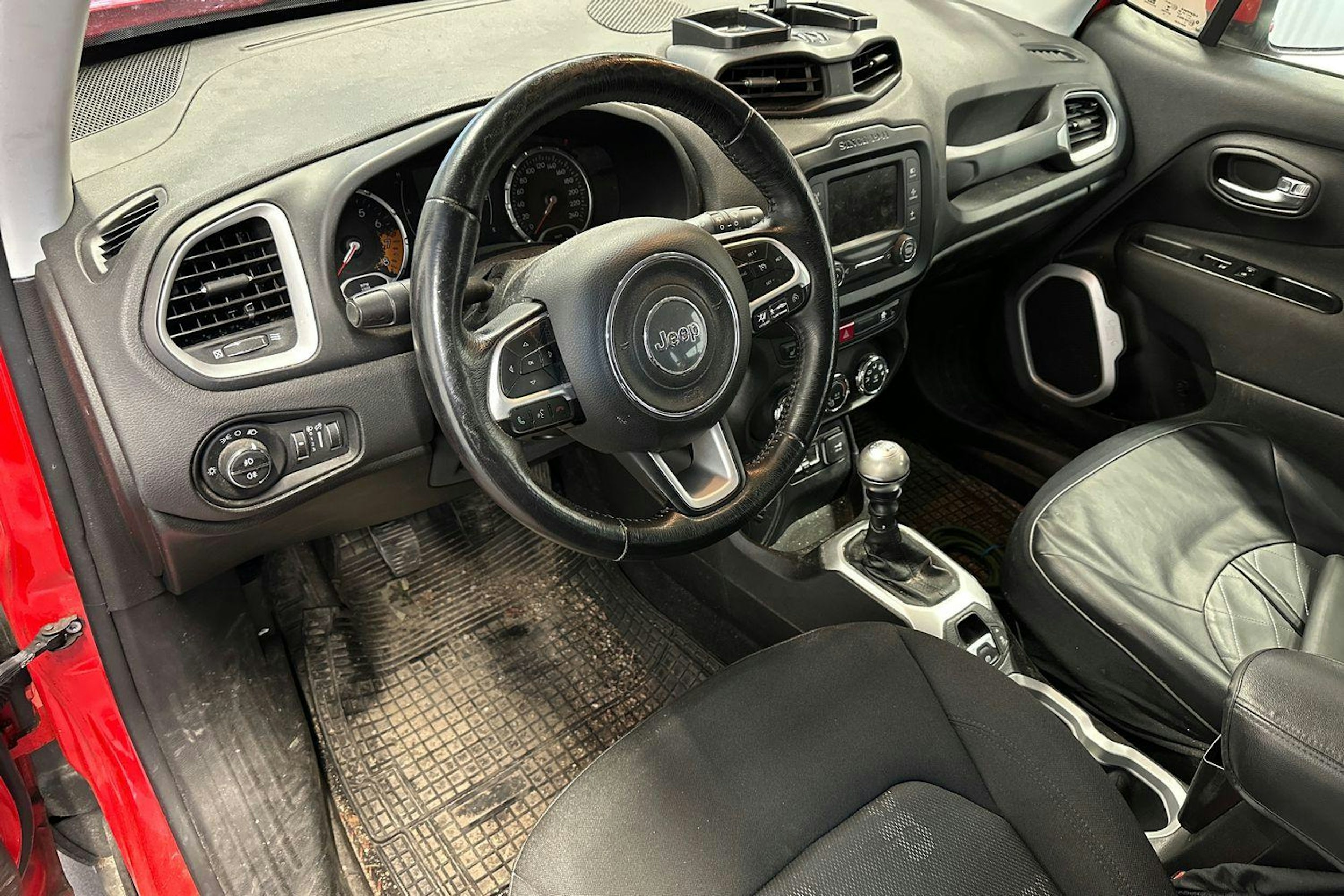 punainen Jeep Renegade 2017 kuva 3.