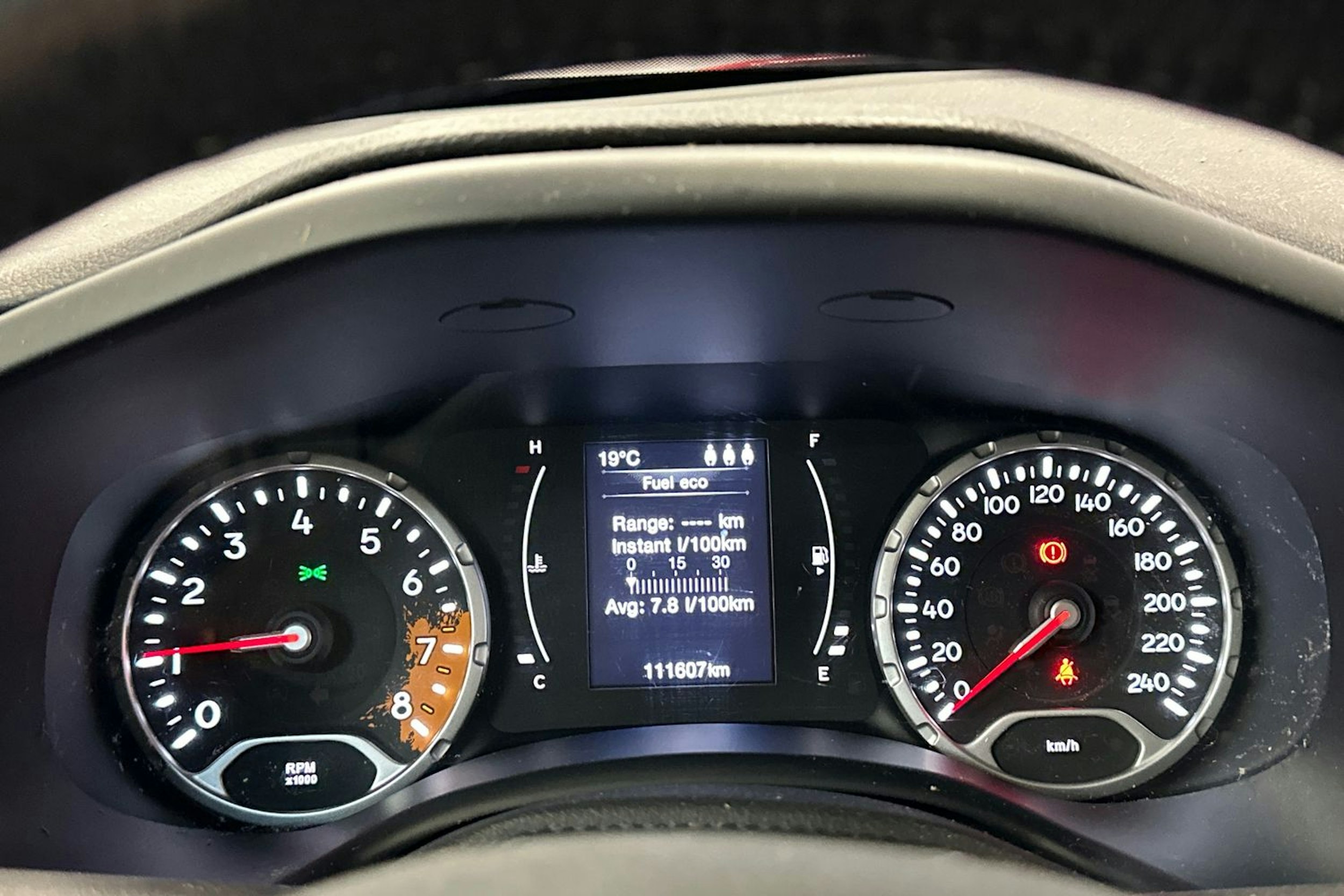 punainen Jeep Renegade 2017 kuva 15.