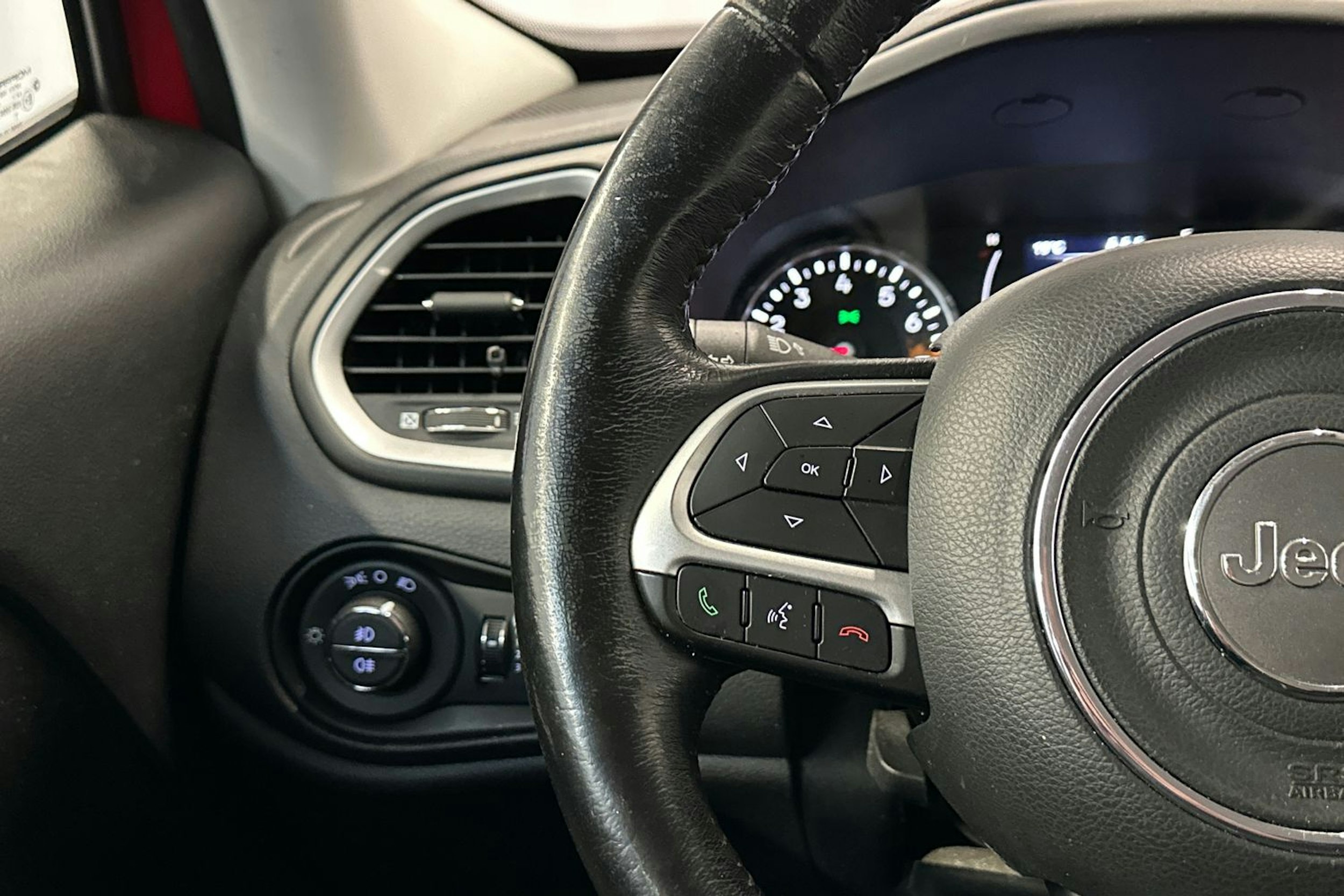 punainen Jeep Renegade 2017 kuva 16.