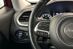 punainen Jeep Renegade 2017 kuva 16.