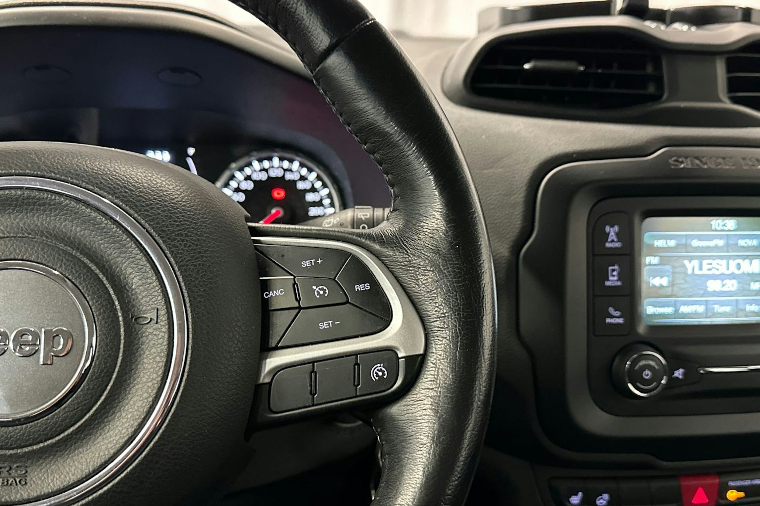 punainen Jeep Renegade 2017 kuva 17.