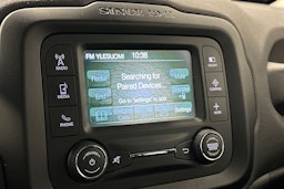 punainen Jeep Renegade 2017 kuva 18.