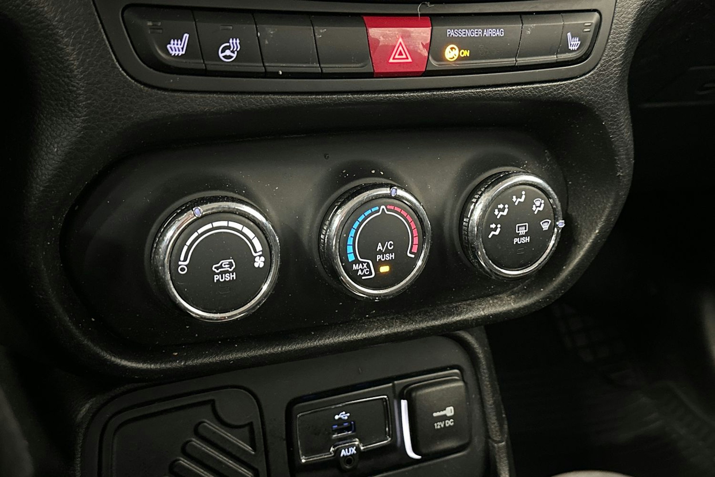 punainen Jeep Renegade 2017 kuva 19.