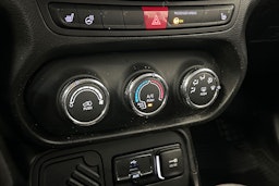 punainen Jeep Renegade 2017 kuva 19.