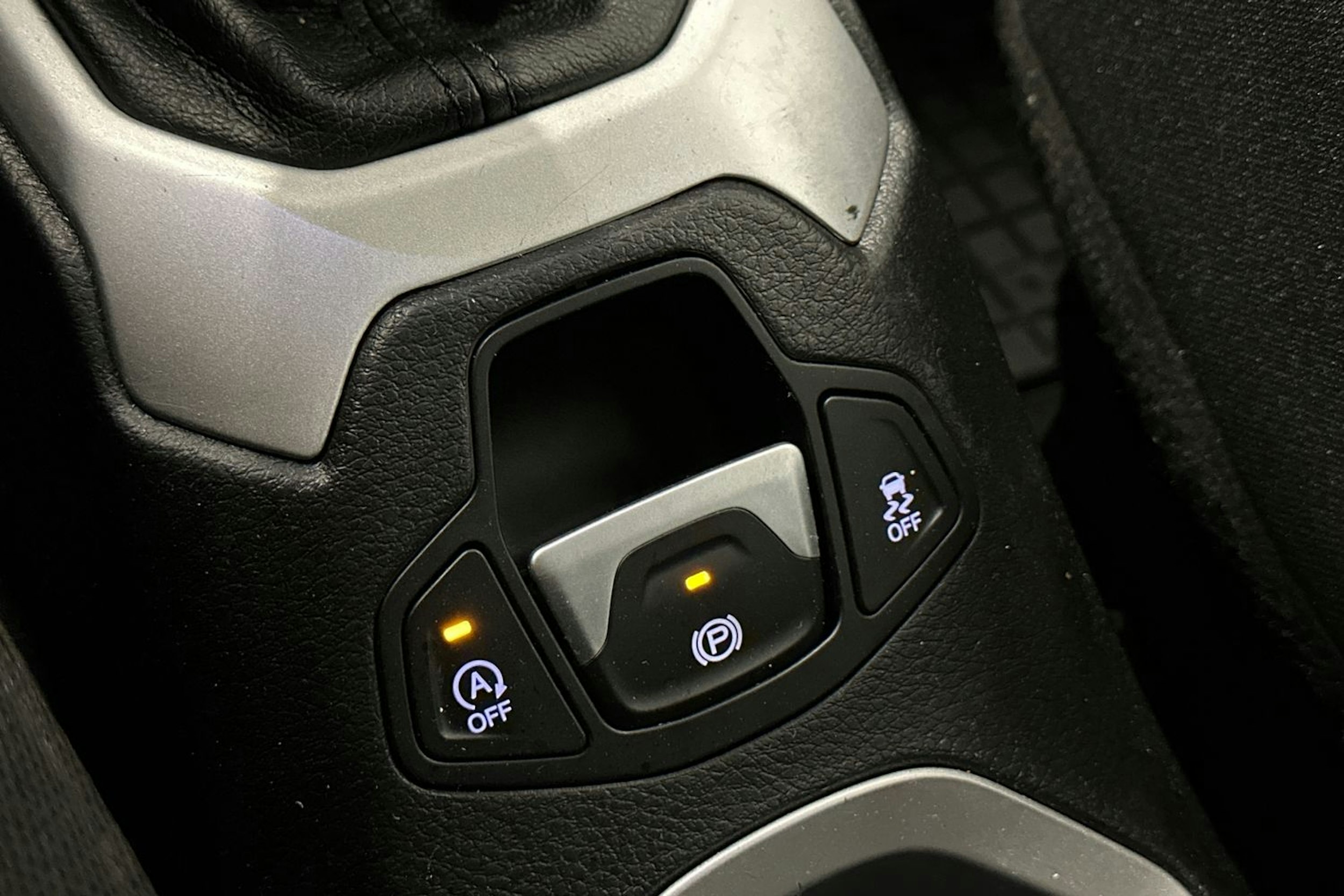 punainen Jeep Renegade 2017 kuva 20.