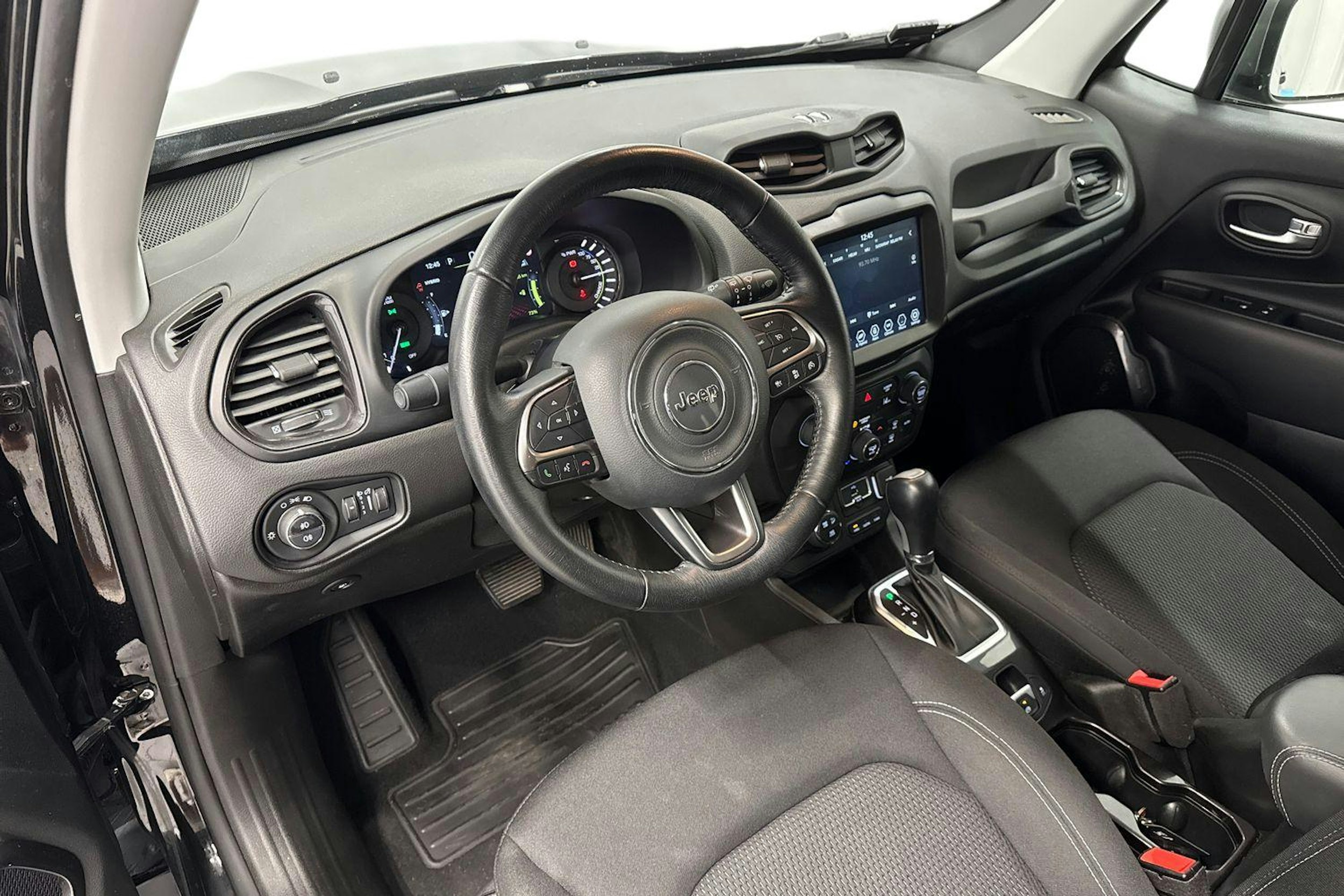 musta Jeep Renegade 2020 kuva 7.