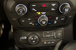 musta Jeep Renegade 2020 kuva 20.