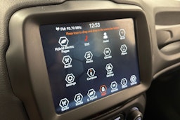 musta Jeep Renegade 2020 kuva 22.