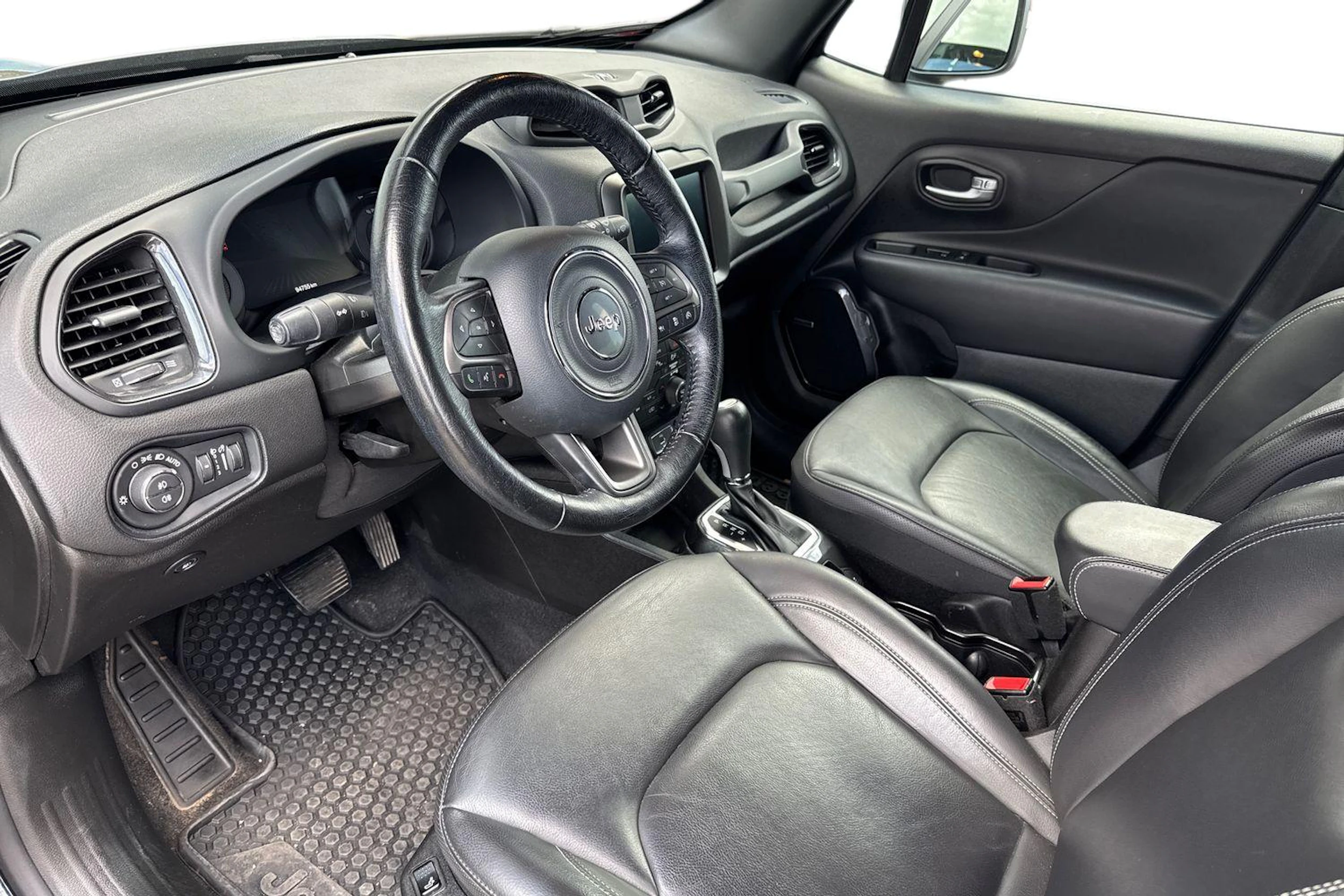 musta Jeep Renegade 2020 kuva 3.