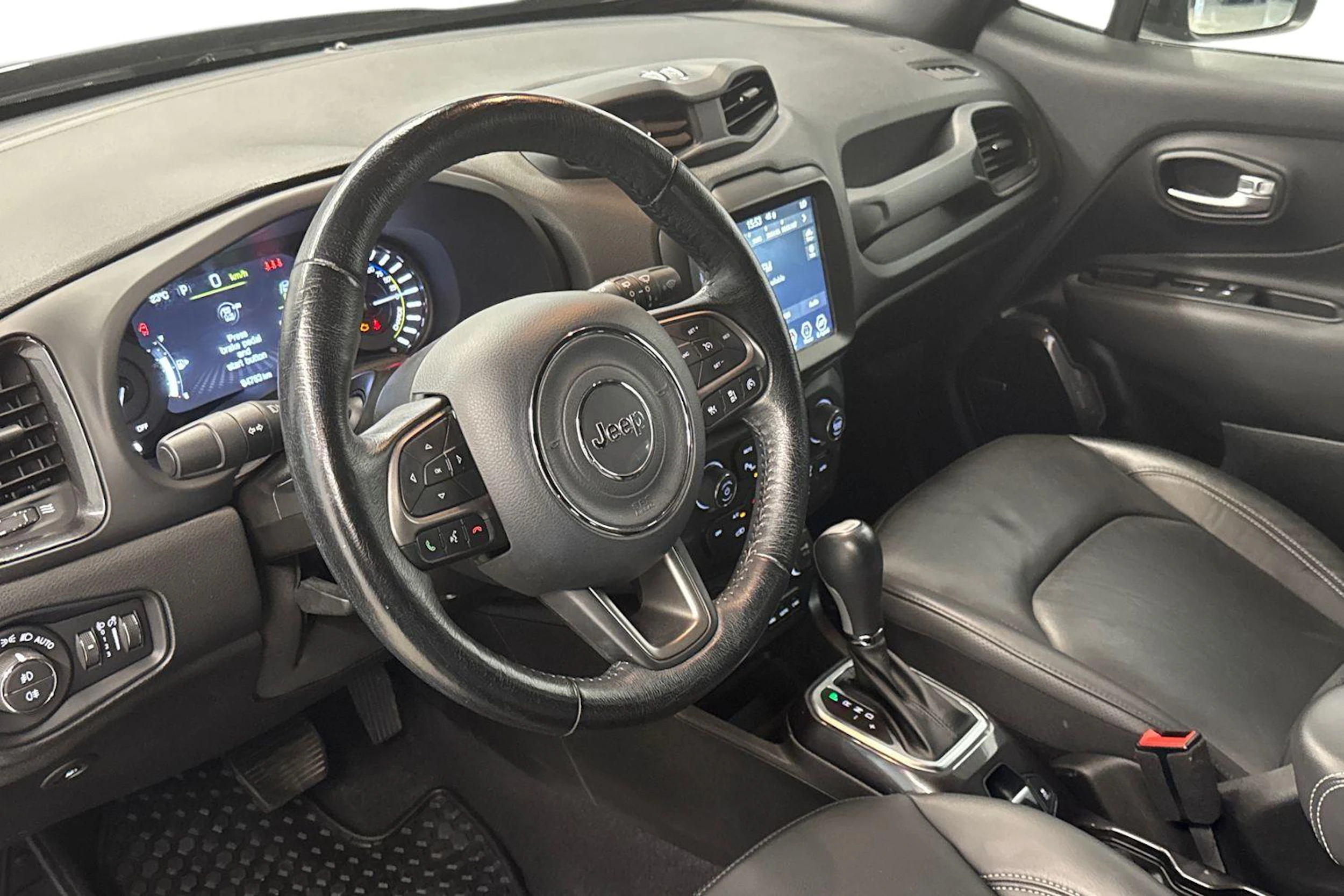 musta Jeep Renegade 2020 kuva 6.