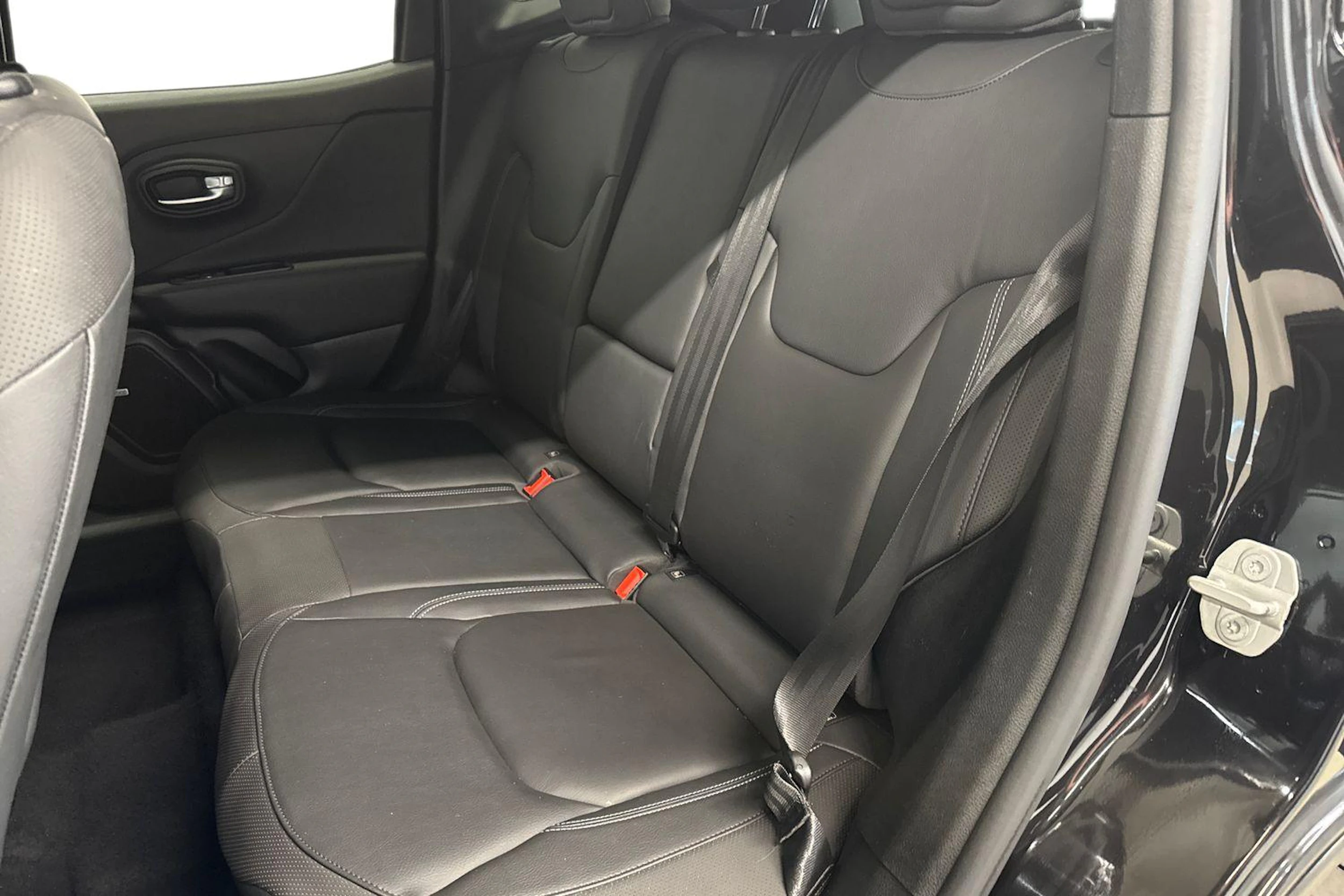 musta Jeep Renegade 2020 kuva 8.