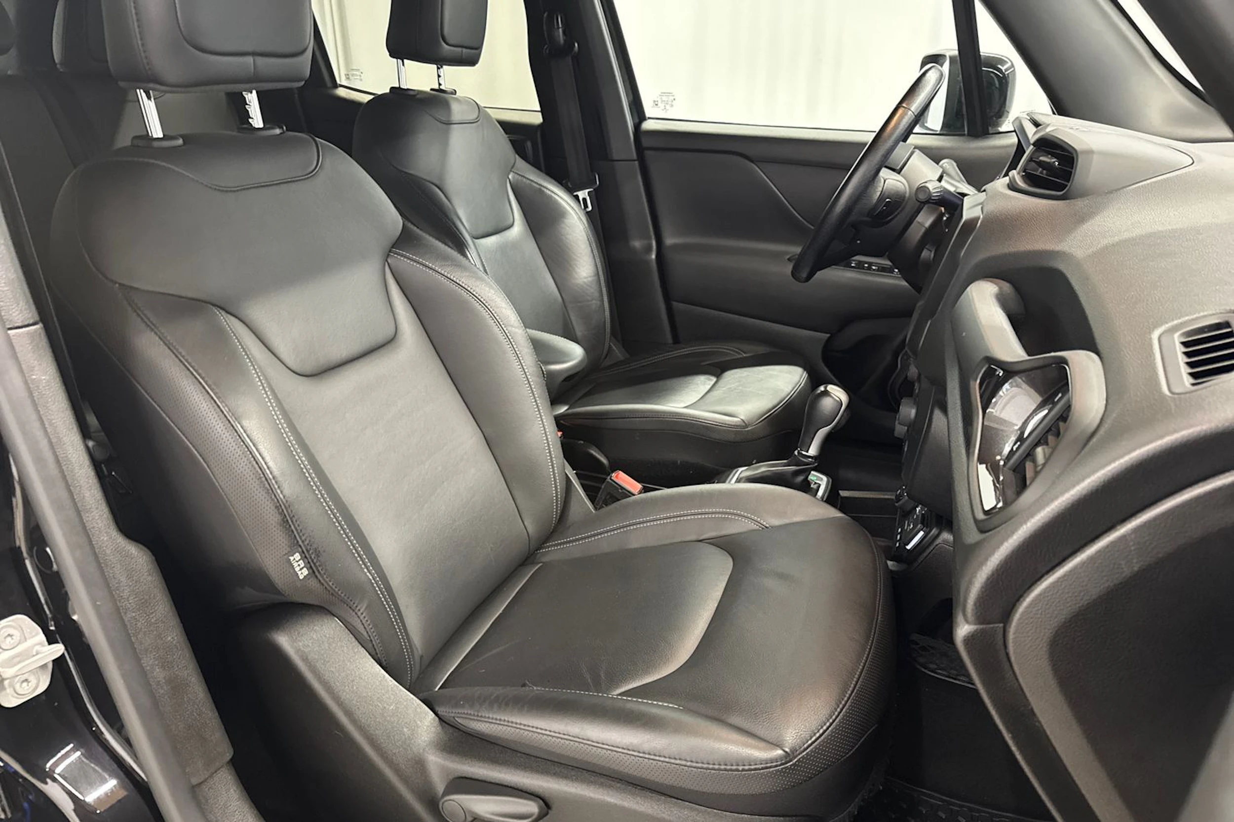 musta Jeep Renegade 2020 kuva 11.