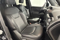musta Jeep Renegade 2020 kuva 11.