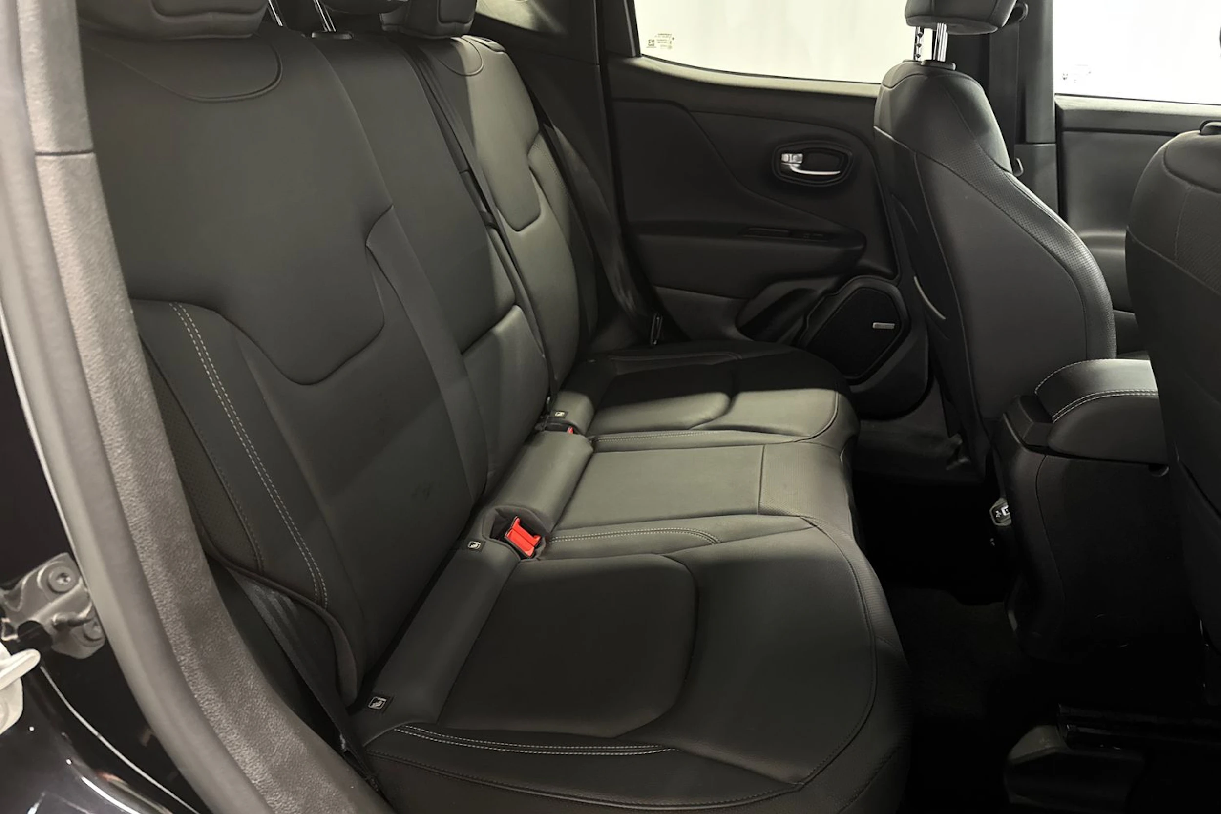 musta Jeep Renegade 2020 kuva 12.