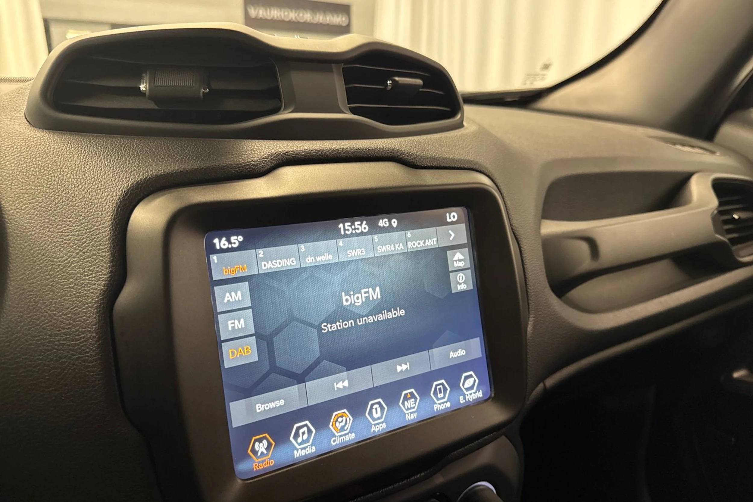 musta Jeep Renegade 2020 kuva 16.