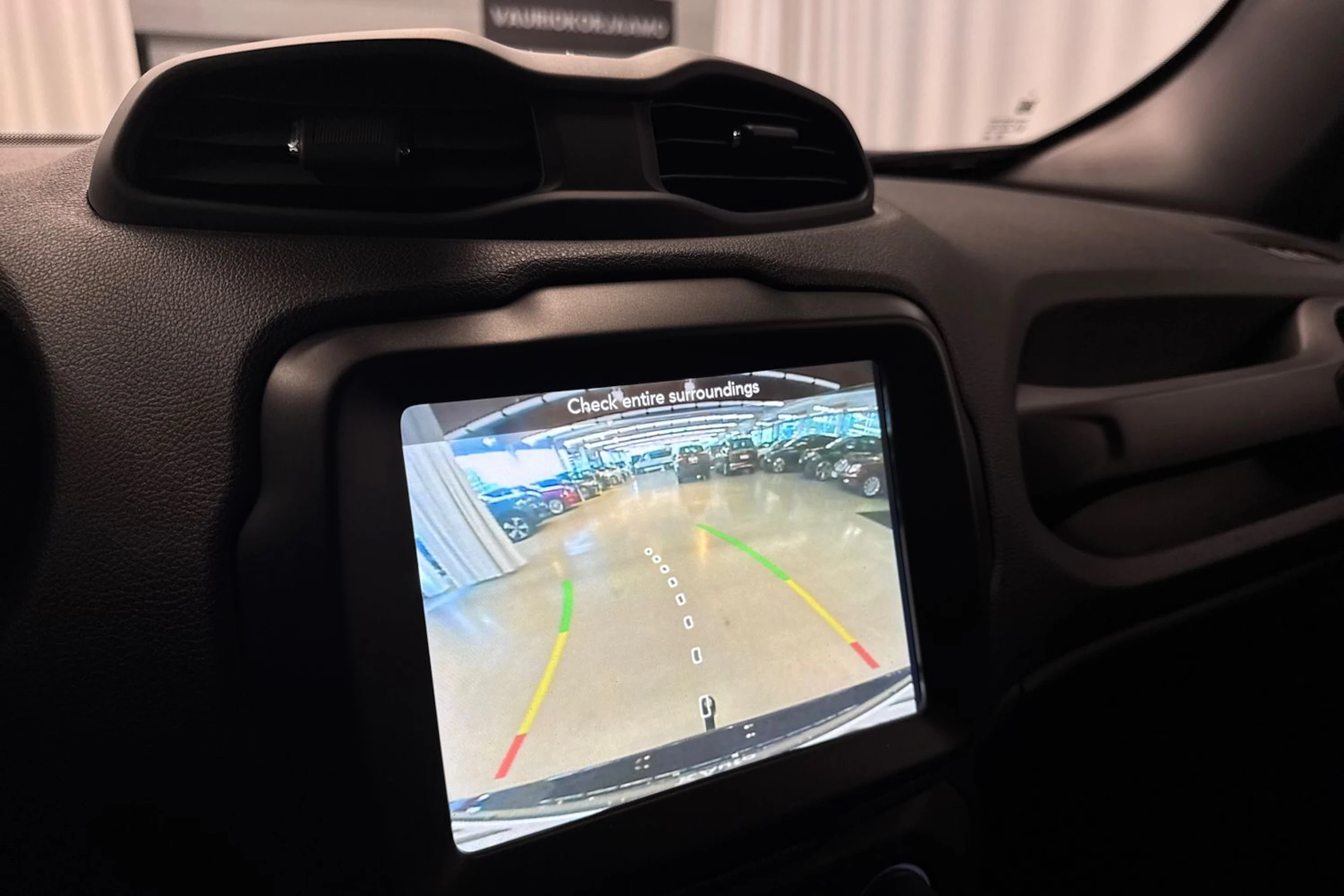 musta Jeep Renegade 2020 kuva 17.