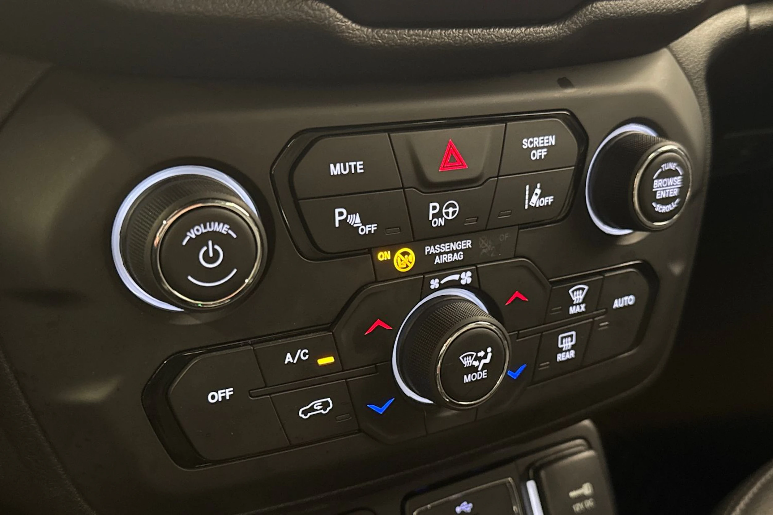 musta Jeep Renegade 2020 kuva 18.