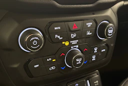 musta Jeep Renegade 2020 kuva 18.