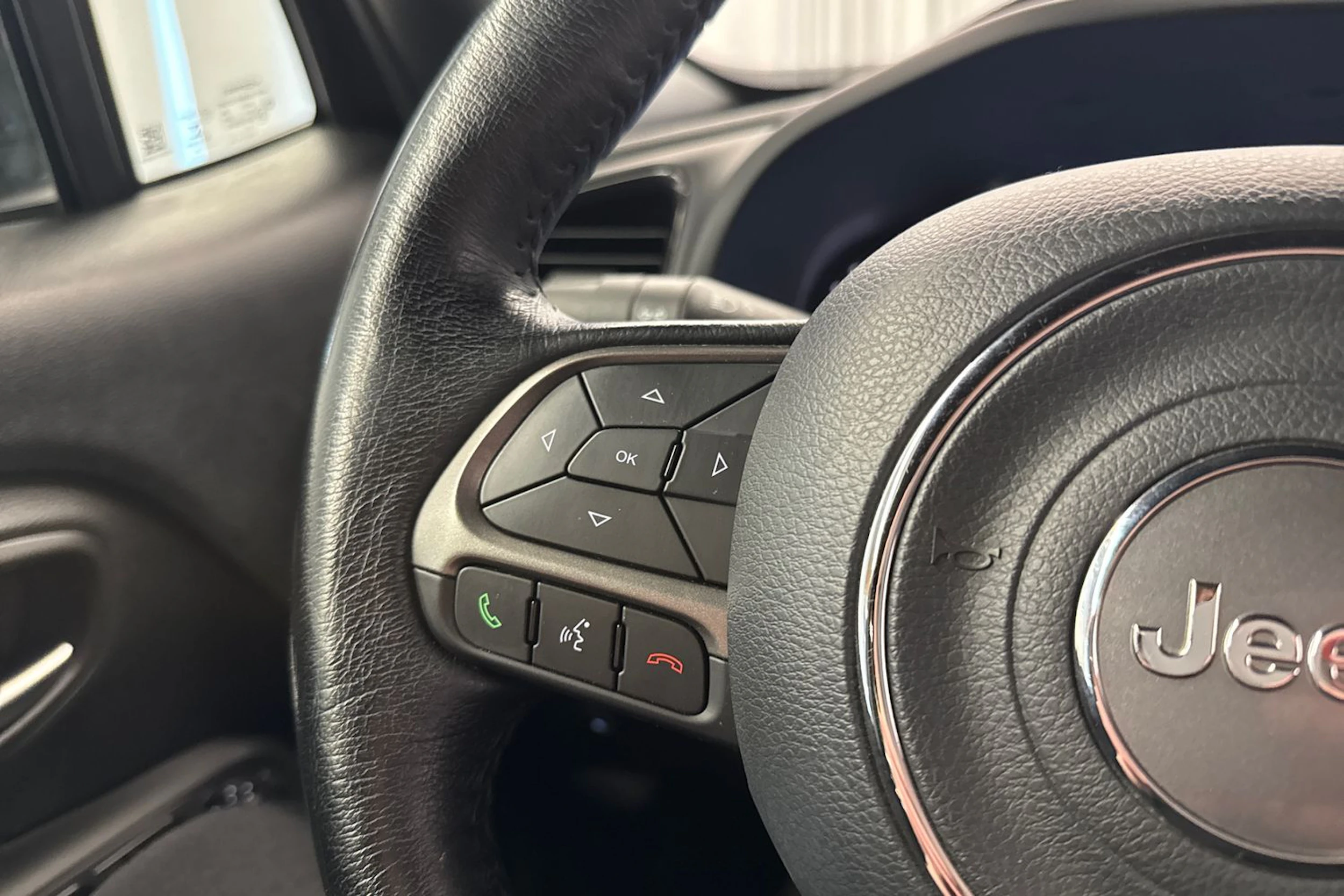 musta Jeep Renegade 2020 kuva 21.