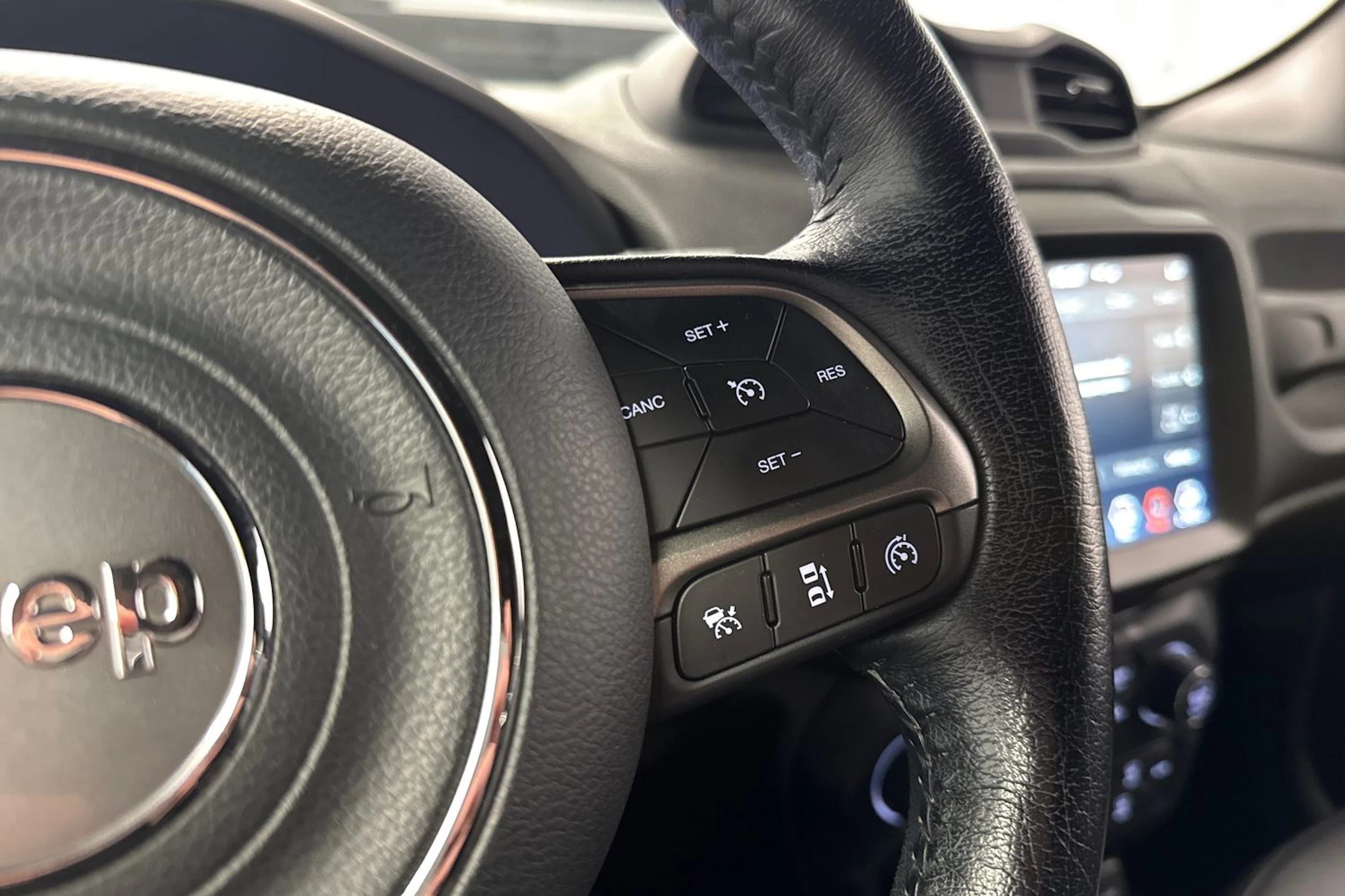musta Jeep Renegade 2020 kuva 22.