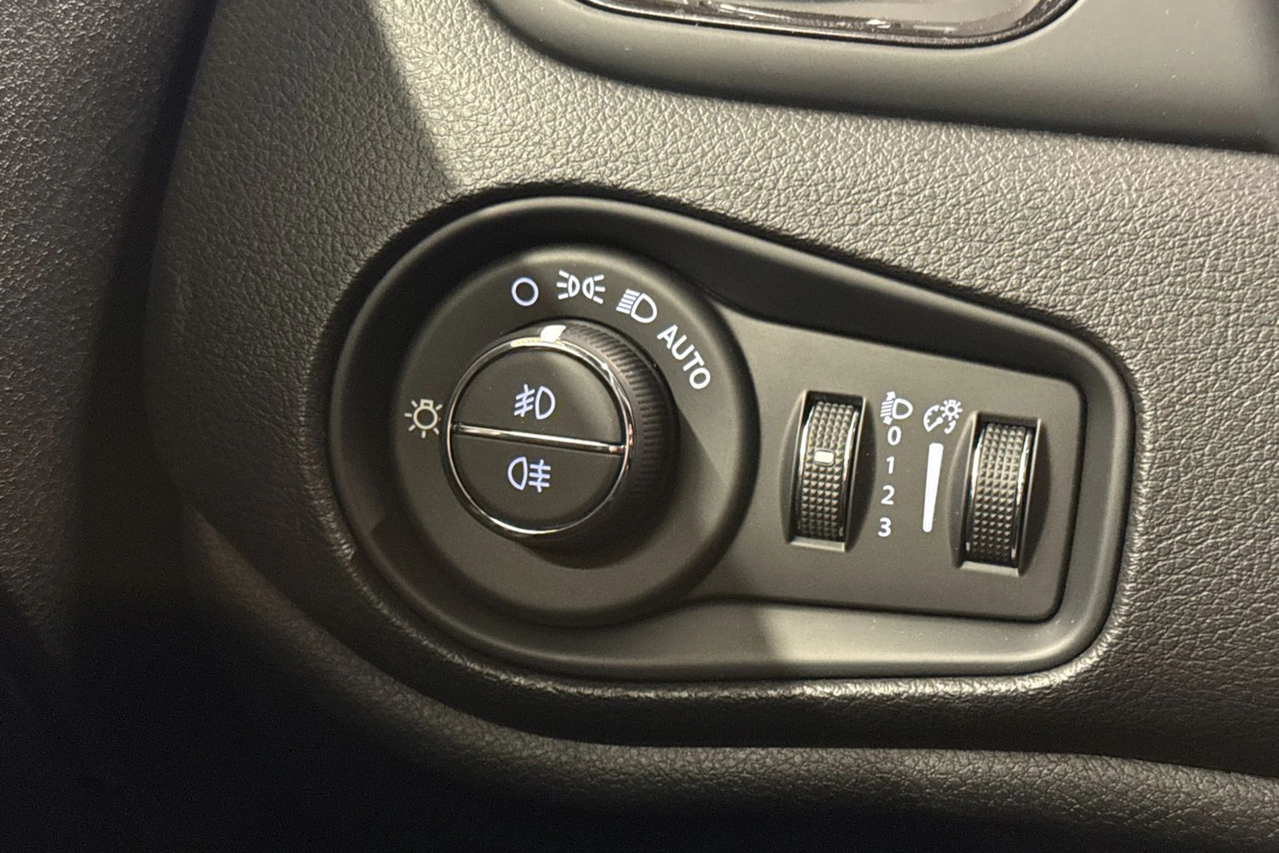musta Jeep Renegade 2020 kuva 23.