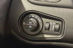 musta Jeep Renegade 2020 kuva 23.