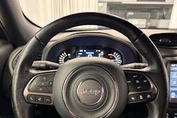 musta Jeep Renegade 2020 kuva 25.