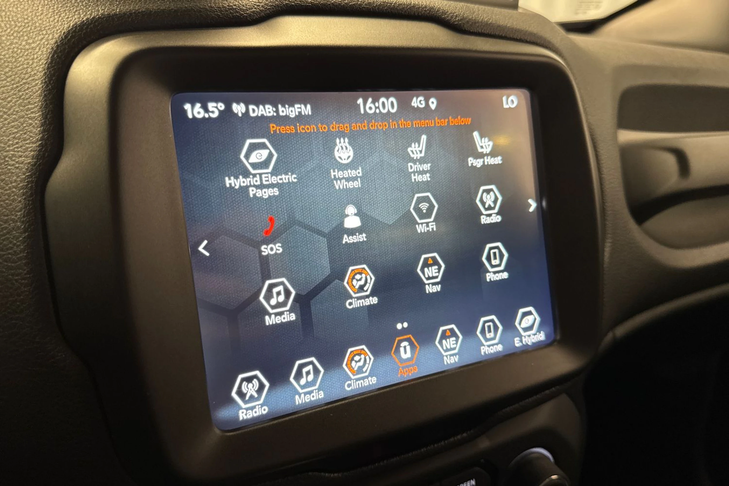 musta Jeep Renegade 2020 kuva 28.