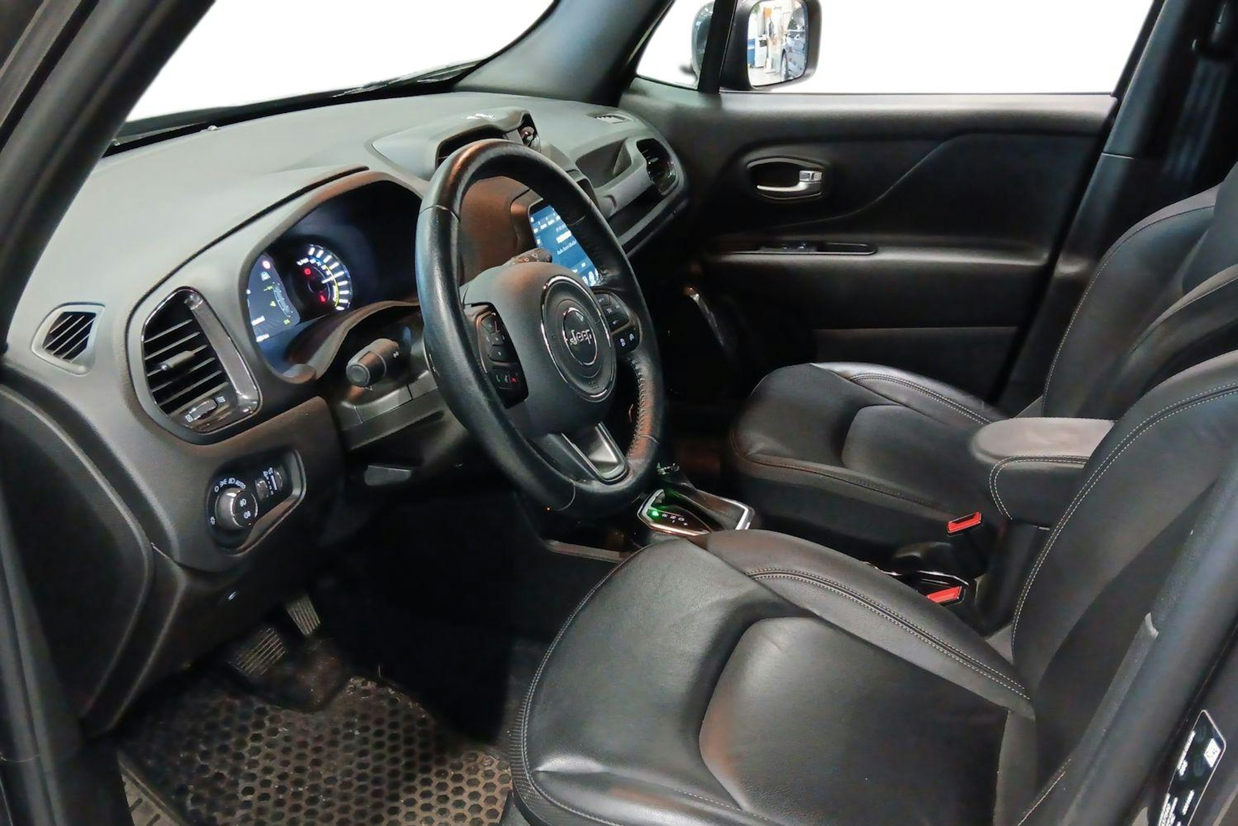 harmaa Jeep Renegade 2021 kuva 3.