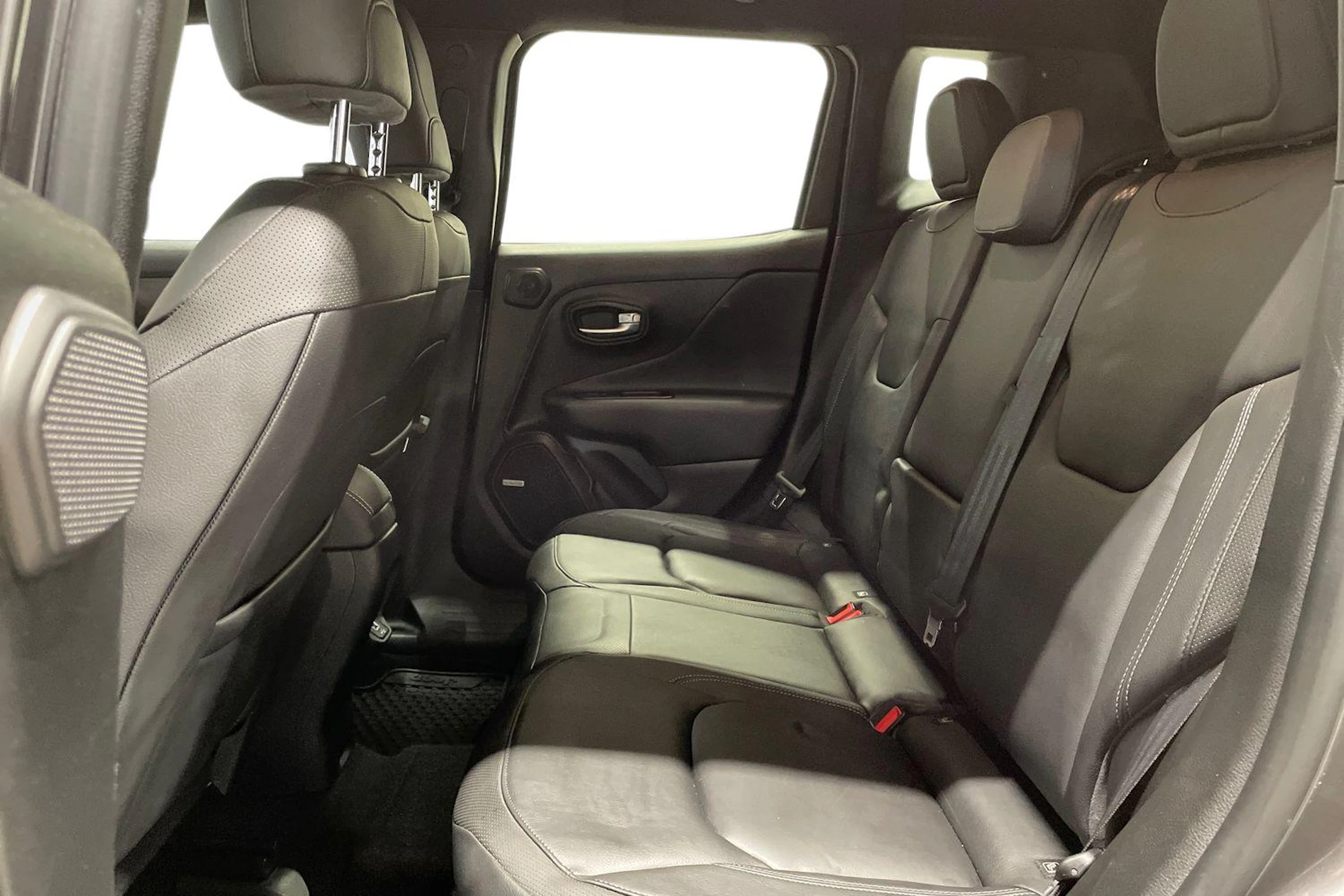 harmaa Jeep Renegade 2021 kuva 8.