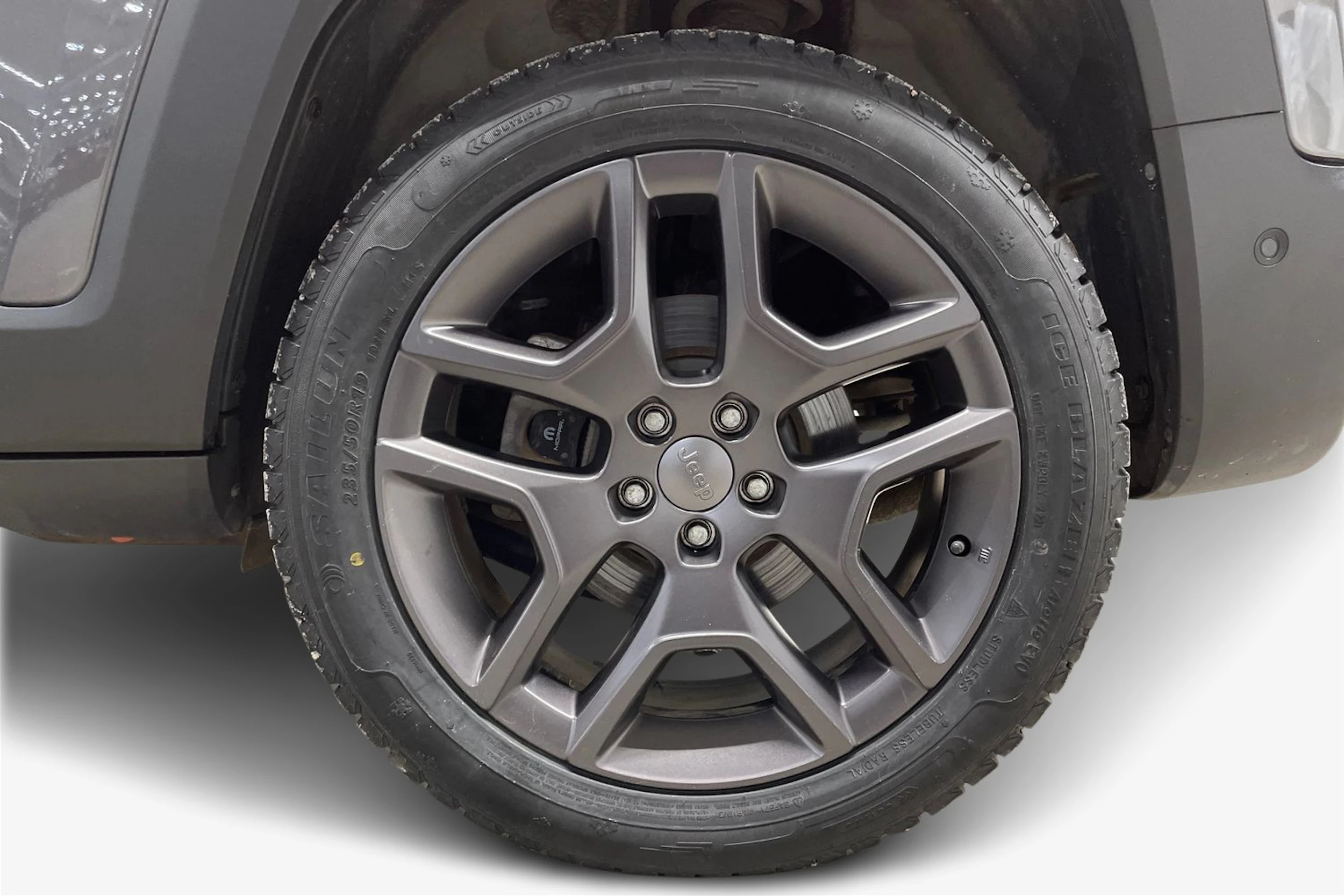 harmaa Jeep Renegade 2021 kuva 9.