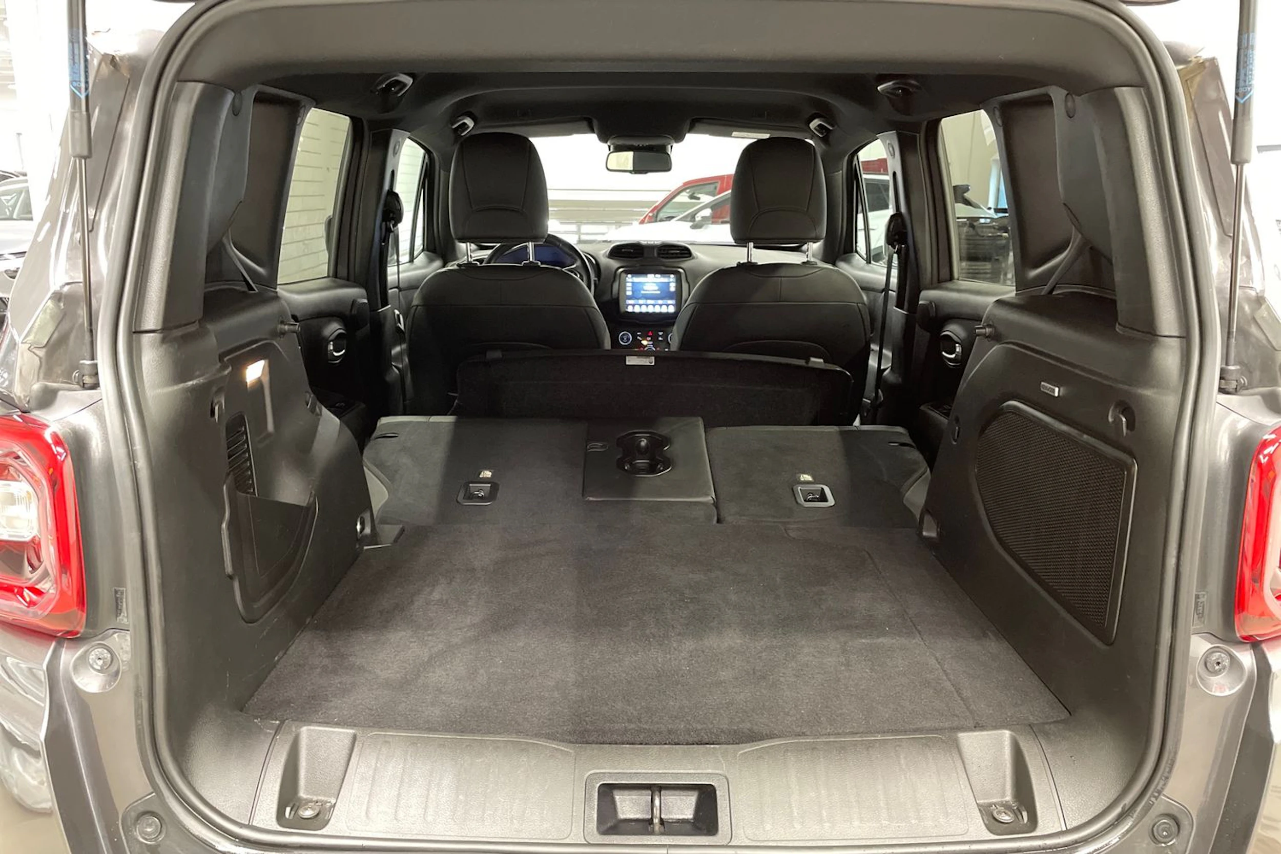 harmaa Jeep Renegade 2021 kuva 11.