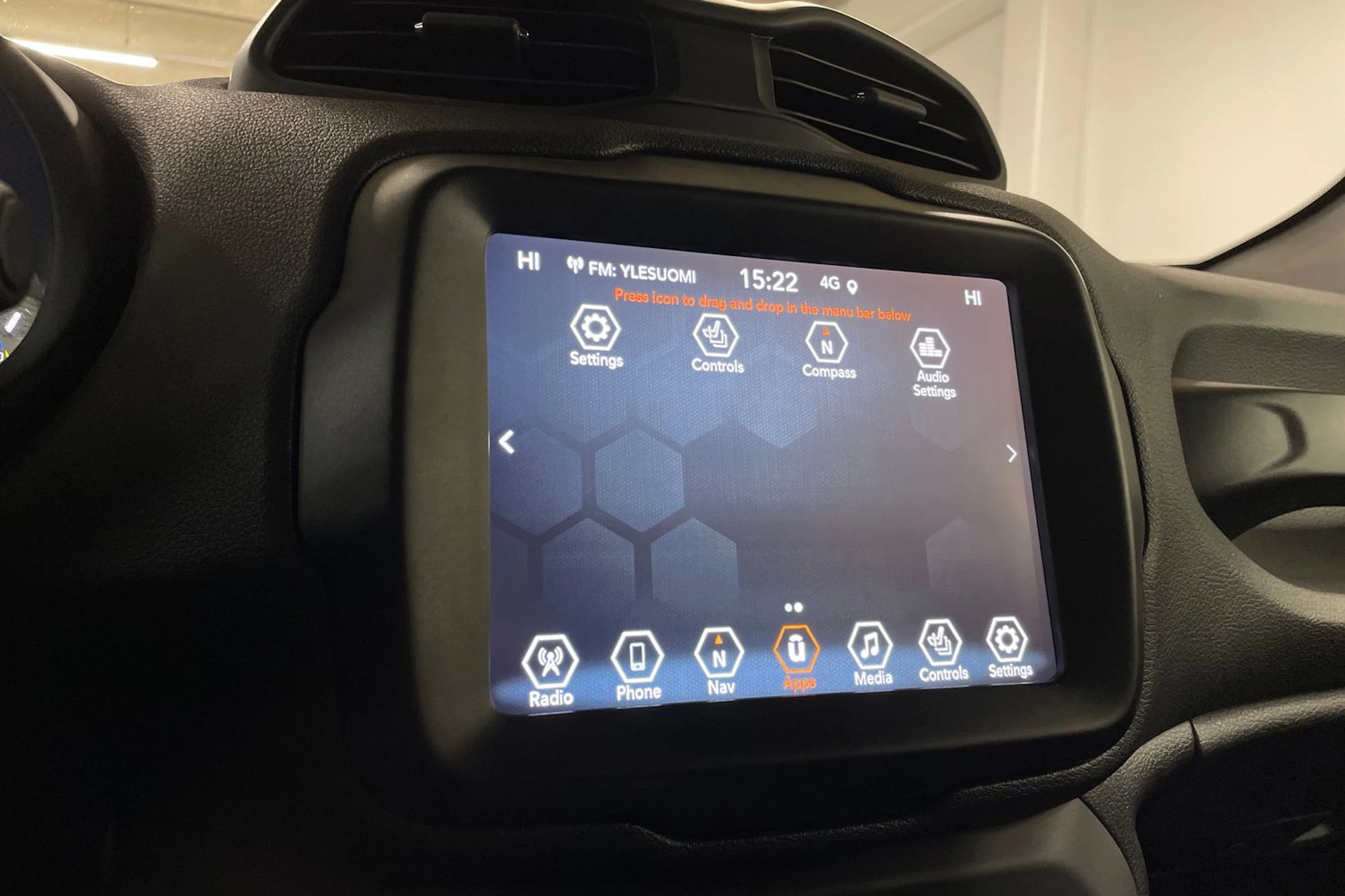 harmaa Jeep Renegade 2021 kuva 15.