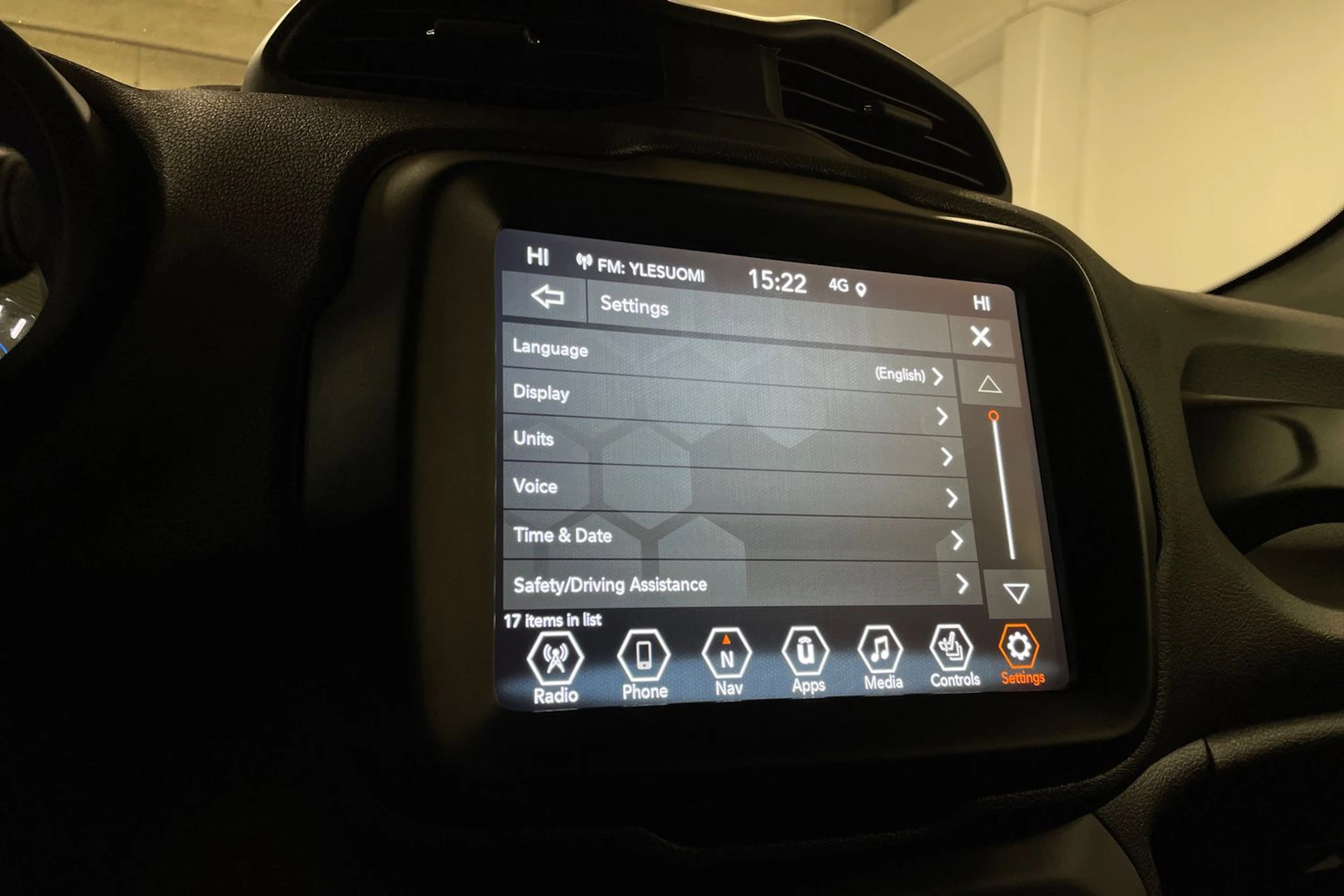 harmaa Jeep Renegade 2021 kuva 16.