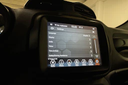 harmaa Jeep Renegade 2021 kuva 16.