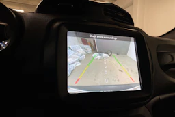 harmaa Jeep Renegade 2021 kuva 17.