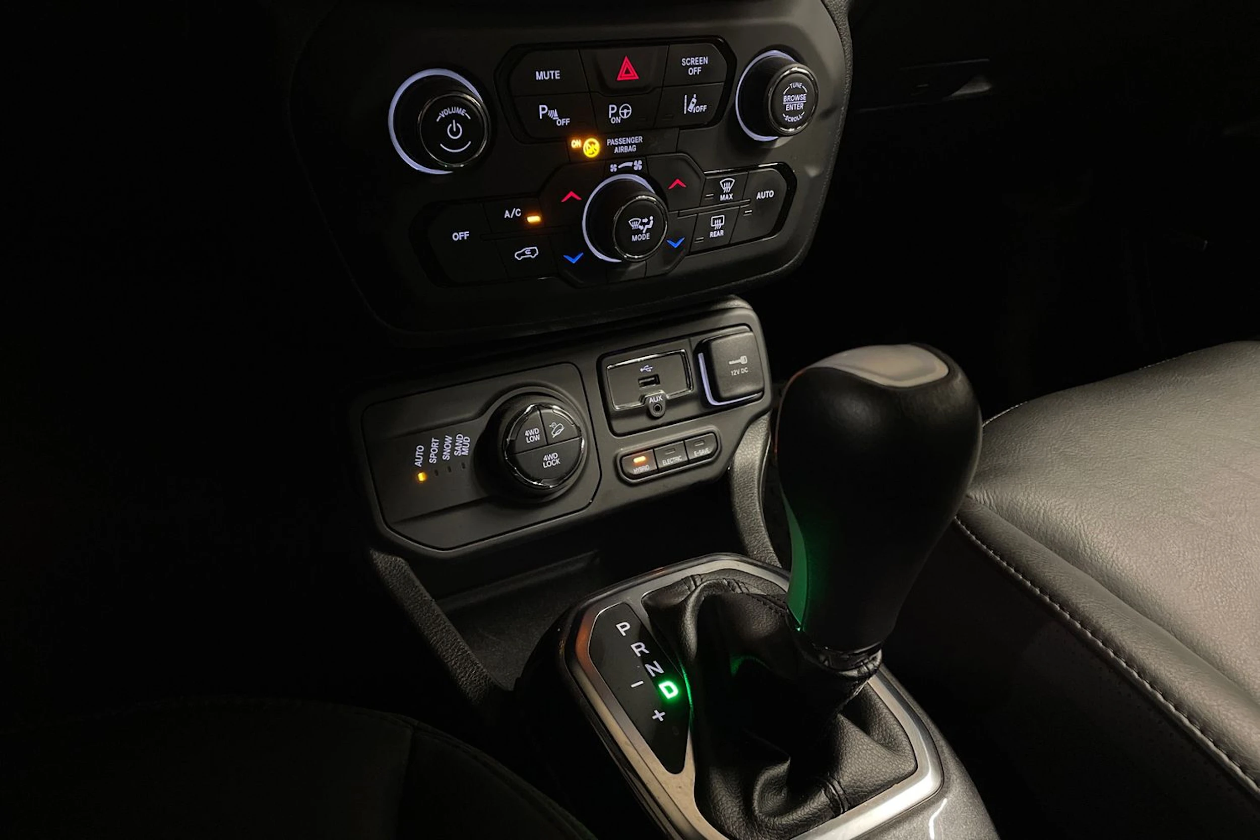 harmaa Jeep Renegade 2021 kuva 18.