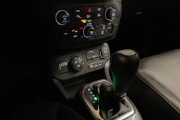 harmaa Jeep Renegade 2021 kuva 18.