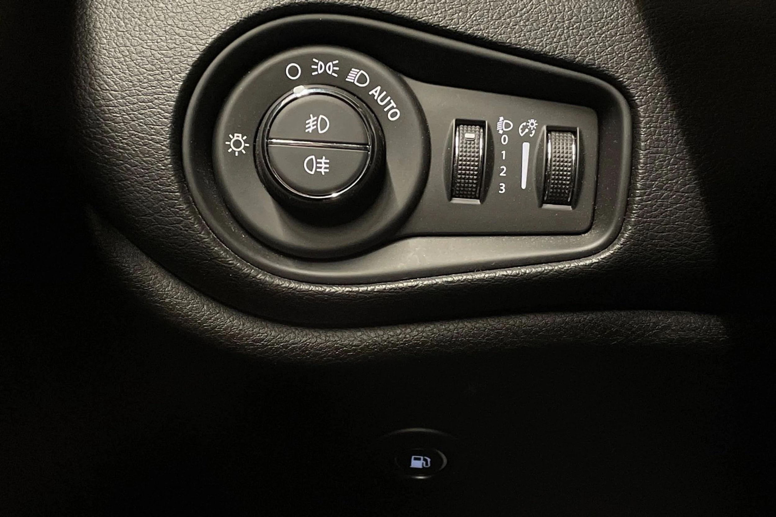 harmaa Jeep Renegade 2021 kuva 19.