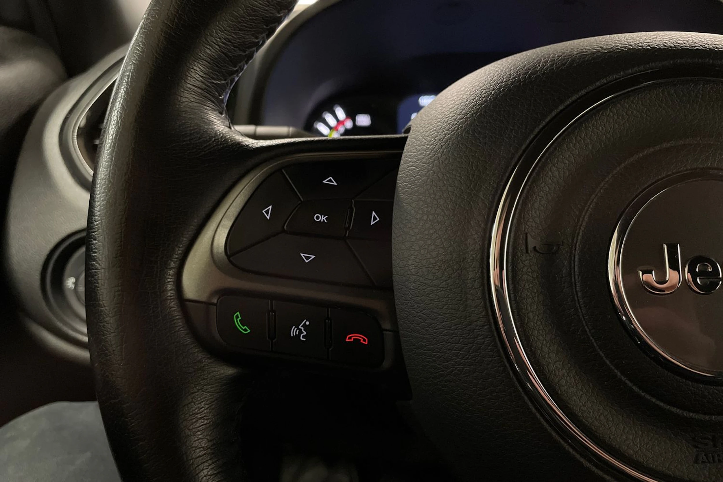 harmaa Jeep Renegade 2021 kuva 20.