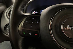 harmaa Jeep Renegade 2021 kuva 20.