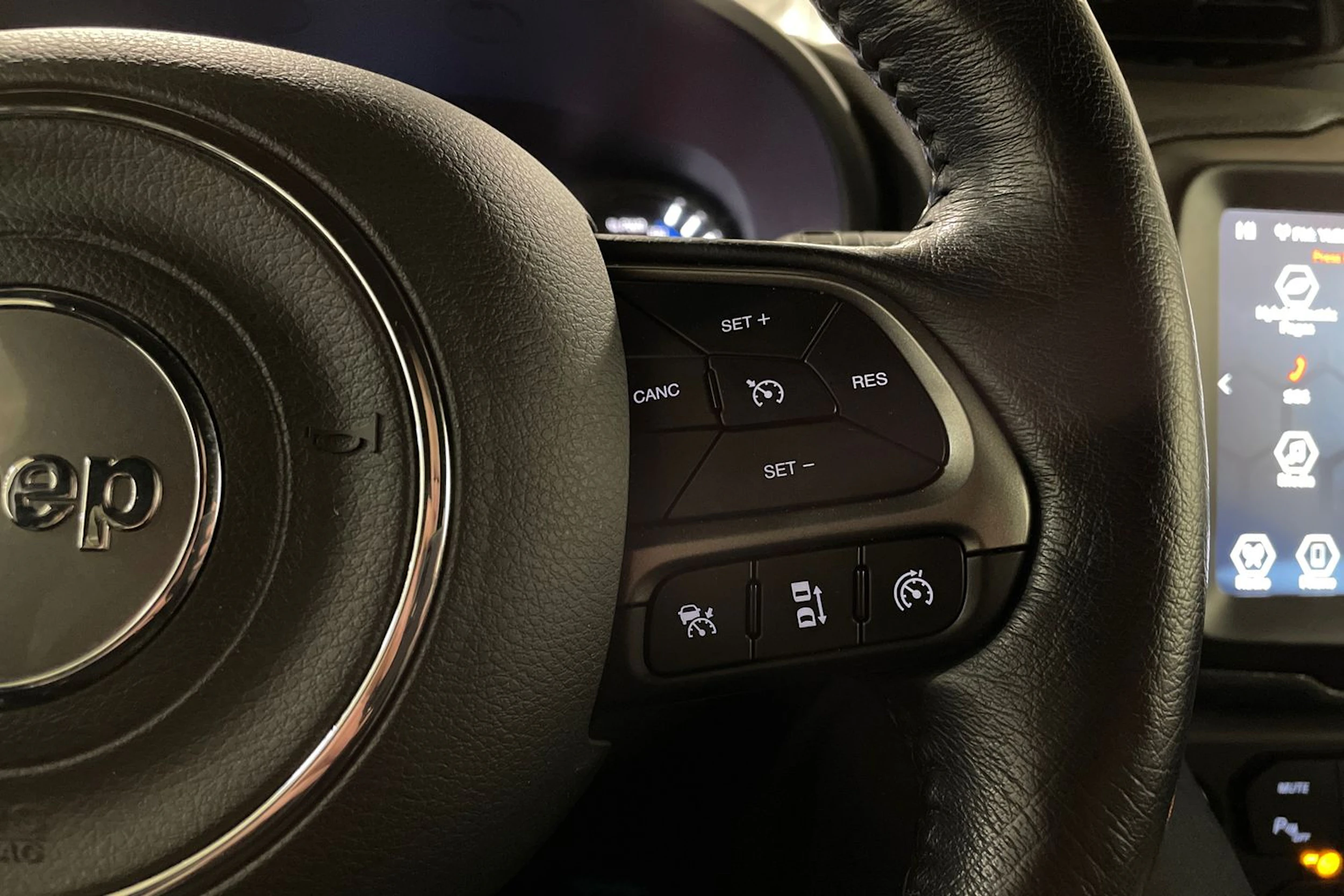 harmaa Jeep Renegade 2021 kuva 21.