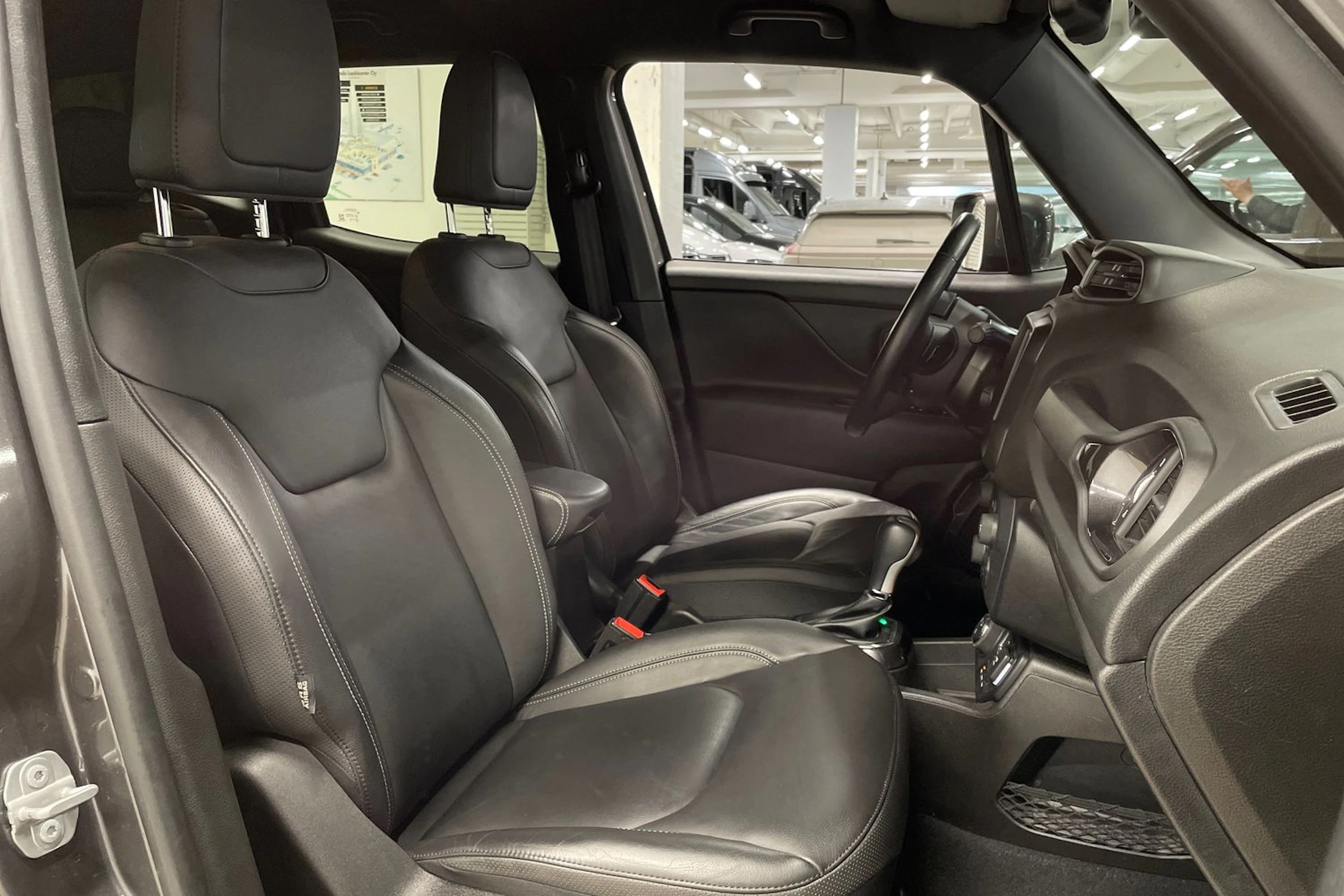 harmaa Jeep Renegade 2021 kuva 23.