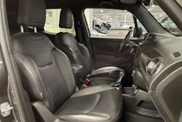 harmaa Jeep Renegade 2021 kuva 23.