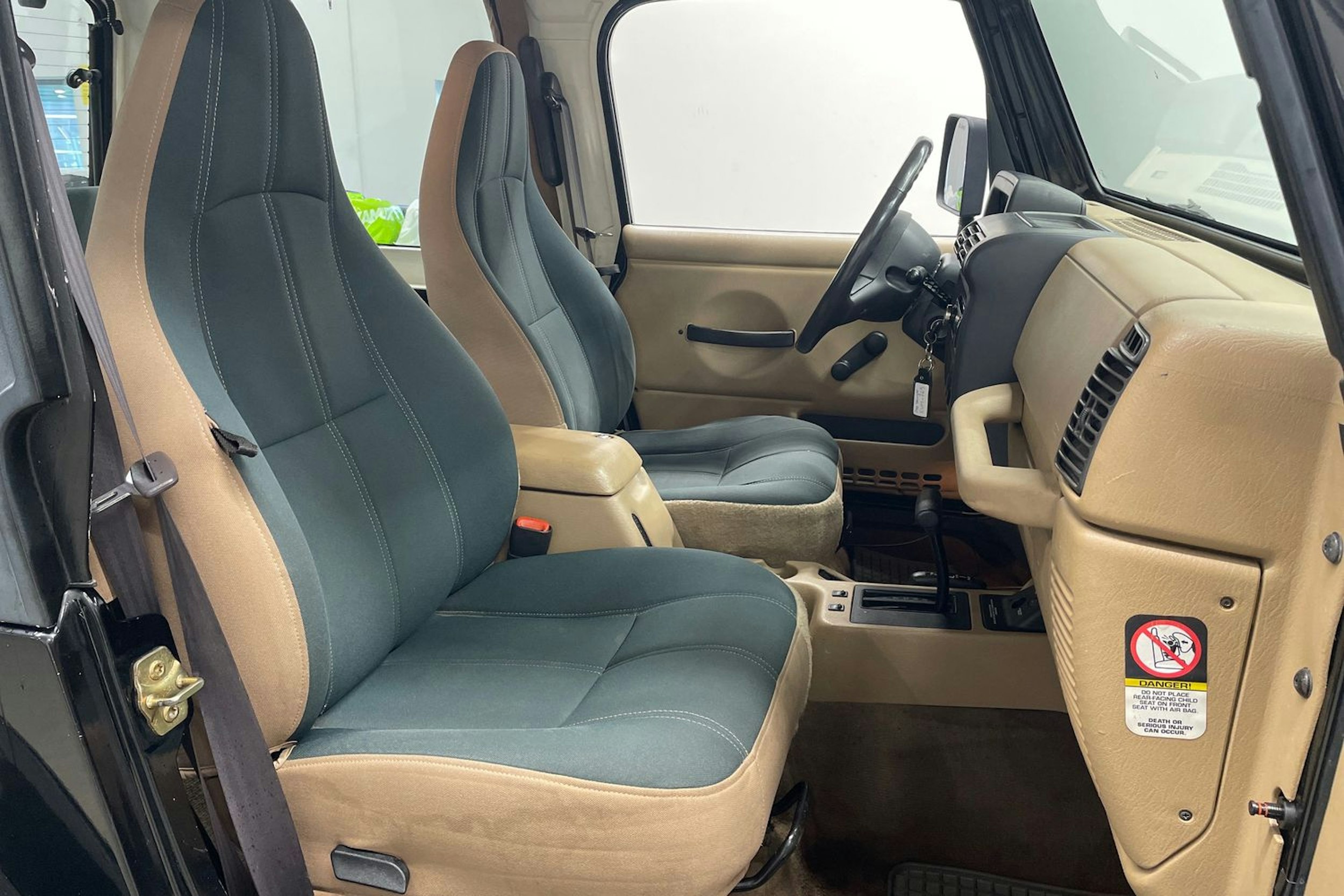 musta Jeep Wrangler 2000 kuva 11.