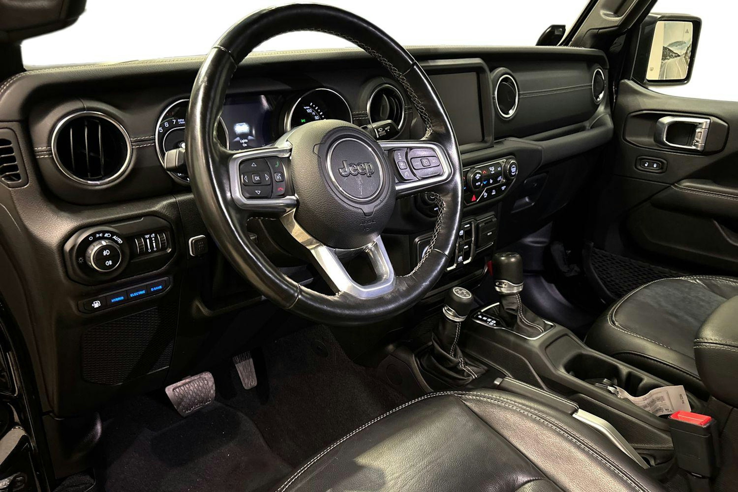 musta Jeep Wrangler 2022 kuva 7.