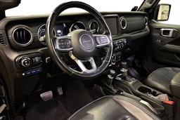 musta Jeep Wrangler 2022 kuva 7.